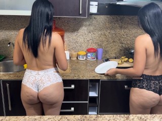 Ma MILF et Ma Mature Sont Les Mêmes et Elles Aiment Toutes Les Deux Cuisiner En Bikinis