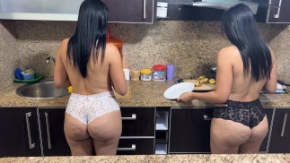 Ma Milf et ma Mature sont les mêmes et elles aiment toutes les deux cuisiner en bikinis