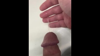 J’ai dû pisser si mal que je viens d’aller dans l’évier BIGDICK PISSING POV HD