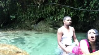 自然を探索する川でのセックス