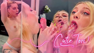 Blonde sucer profondément gros gode devant le miroir, beaucoup de bave, ahegao, deepthroat.