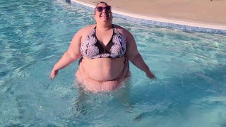 BBW rebondissant dans la piscine