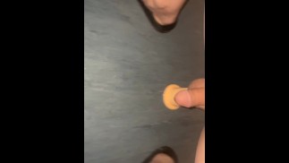 Shemale Orgasme mains libres d’un énorme gode