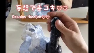 Een vrouw die met een string in een dildo knijpt en veel sperma krijgt in waan-lingerie
