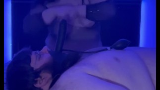 Femdom esposa brinca marido com bagunçado dildo mordaça Deeothroat