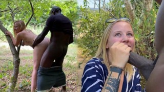 Jeune femme salope Pawg surprise en train de pisser et baisée par la BBC!!!