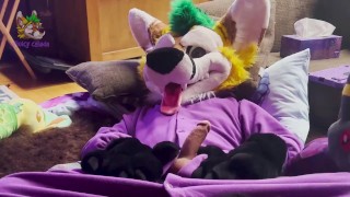 Fursuiter dans un kigu se masturber