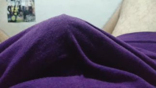 BULTOS GRANDES DE VERGA ENORME DE MACHO MEXICANO BAJO SHORTS MORADOS 🍆🥒😈🍌💜 / BIG DICK BULGES