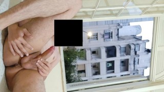 Рискованная мастурбация мигает в открытом окне перед районом 3