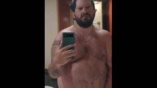 Papa Bod Italienisch-Amerikanischer Streichelt Schwanz in der Kreuzfahrtkabine