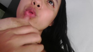 me chupo mis grandes tetas llenas de leche mientras vibra mi lovense