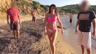 BAISE SPONTANÉE LIBRE SUR LA PLAGE! Tout le monde peut baiser! Libre choix de trou!