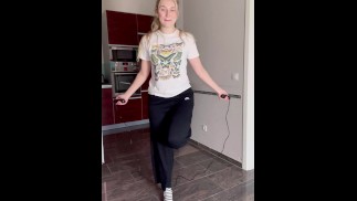 Tiener naakt TikTok springt touw