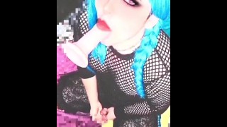 Femboy Jinx éjacule en suçant un gode