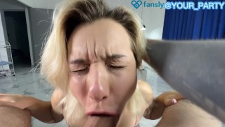 Smutné oči kouří obrovského ptáka. nemůže ho spolknout celého. ASMR. GAG. POV.