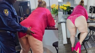 Big Booty milf a baisé la police - (bbw ssbbw, gros cul, gros cul, cul épais, potelé, curvy, Pov)