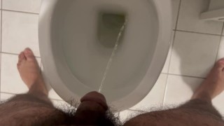 Arabe poilu Guy force pisser Fetish petite bite potelée de gros pieds