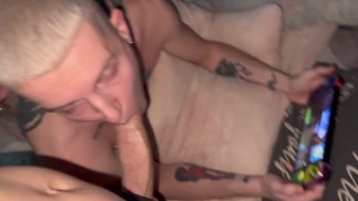 #418 Il patrigno scopa il figliastro che gioca alla console e si gode il suo grosso cazzo