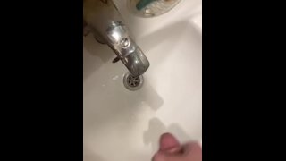 Ejaculation dans la salle de bain