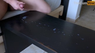 Énorme éjaculation sur la table