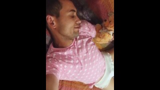 Belle femboy vs couche, ets tsake et plas avec pénis et ours en peluche