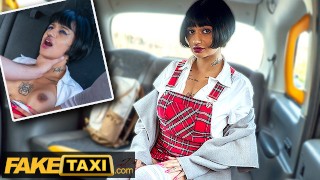 Fake Taxi une étudiante Français super sexy séduit le chauffeur de taxi pour un tour gratuit