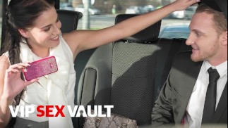 Eveline Dellai baise sur la banquette arrière torride avec chauffeur Kinky - VIP SEX VAULT