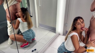 🔥 Pipe risquée et juteuse dans la cabine d'essayage. J'ai rempli toute ma bouche de sperme💦