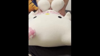 Sexe avec des peluches, les baiser fort jusqu’à jouir sur Hello kitty