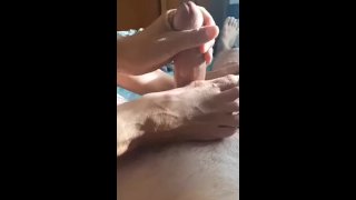 Footjob & branlette avec grosse éjaculation