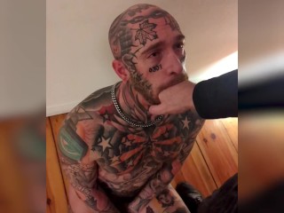 ИЗВРАЩЕНЕЦ СМИ - Inkedbrln получает свое педикое горло с помощью огромного фаллоимитатора!