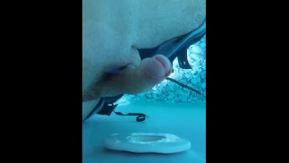 Orgasme au jet d’eau dans la piscine