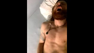 Manger mon sperme directement de ma bite quand le vibromasseur me donne l’orgasme