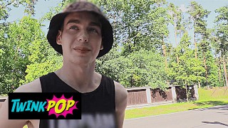 TWINKPOP - La Guy recta es llevada Into el bosque para chupar la polla