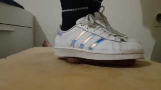 Compilation de baskets Adidas écrasant la bite