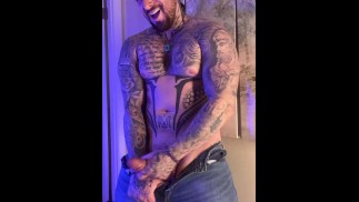 regardez Hot Tatoué Guy gémir en se branlant