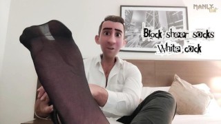 BEAU-PÈRE GAY - CHAUSSETTES NOIRES TRANSPARENTES BITE BLANCHE! - VIENS ADORER MES PIEDS, REGARDEZ-MOI EN MARGE DE MA BITE BLANCHE DURE