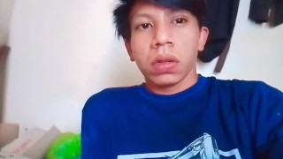 Menikmati kesendirian dalam kamar