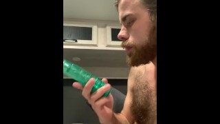 Fratellastro che prende un cazzo enorme in faccia