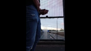 DICKFLASH AU-DESSUS DU PONT DE L’AUTOROUTE PRIS PAR UN COUPLE