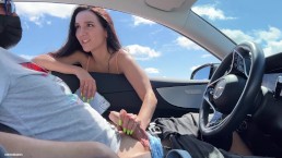 Сексуальная незнакомка сосет член в машине на общественной парковке!