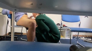 У меня был непослушный клерк, который лизнул мой член в конференц-зале компании