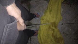 Pisser sur un truc jaune tombé sur le sol