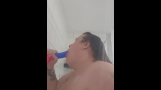 Sucer un gode sous la douche