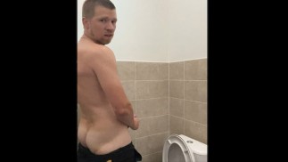 Voici quelque chose de nouveau quand je me branle sur les toilettes du travail
