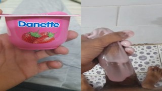 Masturbation avec dessert 🤤💦 à la fraise