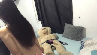 J'étais super excitée alors j'ai baisé mon ours en peluche avec la laisse.