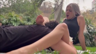 🔥Jeune femme baisée sur l’herbe par CLASSmate🔥