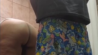 Pinkfairytale делает снимок спины перед тем, как принять душ.
