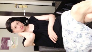 Linda travesti japonesa toca na cozinheira na frente da câmera 3